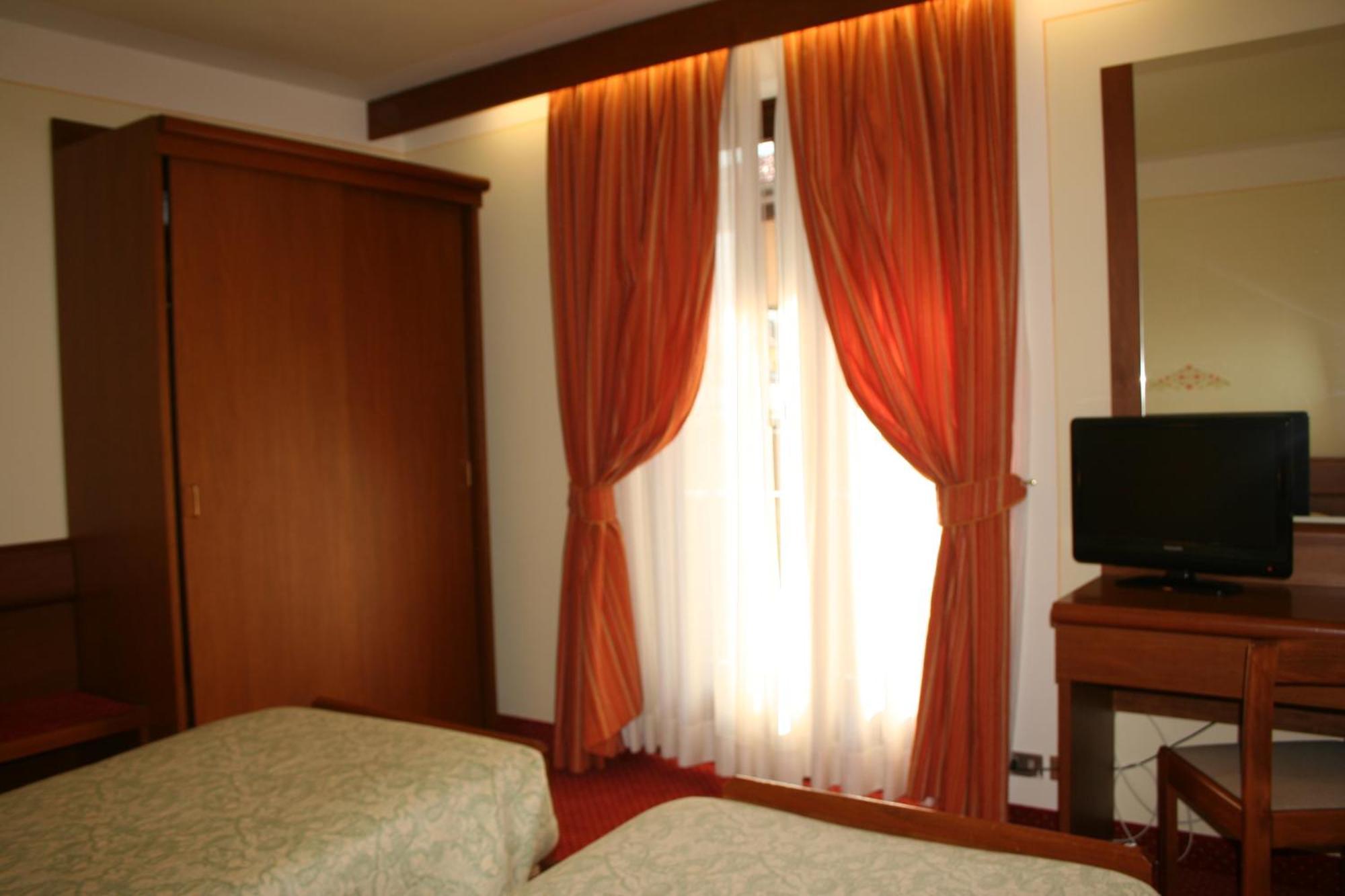 Hotel Collini ปินโซโล ภายนอก รูปภาพ
