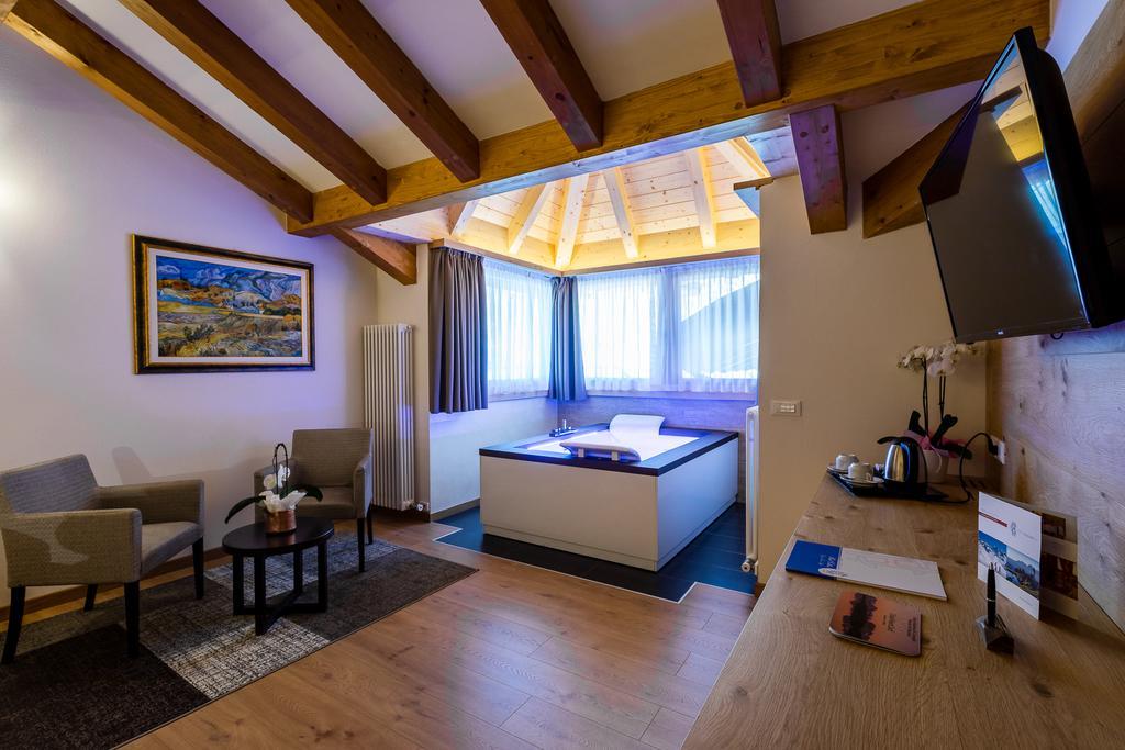 Hotel Collini ปินโซโล ภายนอก รูปภาพ