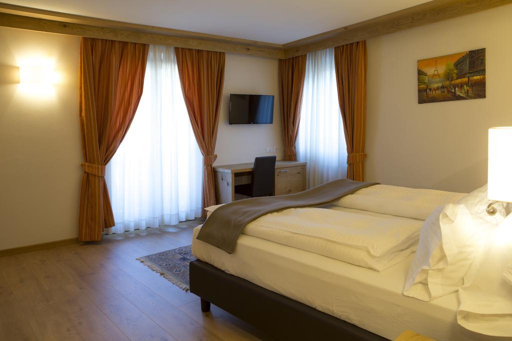 Hotel Collini ปินโซโล ภายนอก รูปภาพ