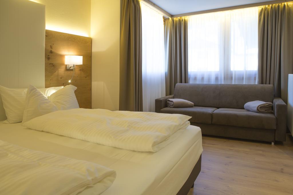 Hotel Collini ปินโซโล ภายนอก รูปภาพ